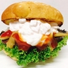 Månadens burgare, Start Tors 30/7
BOMBEN 180g
Sötstark senap, Ketchup, Räksallad, Smör & vitlöksstekta champinjoner, Sallad