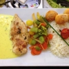Marinerad kycklingfilé med ris, grönsaker och currysås