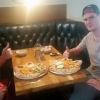 2 glada kunder över vulkanpizzan