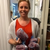 Det här är Ulrica, aka @dietistgastronomen, idag levererade hon 15 kg röda vinbär till oss. Sånt gillar vi! Älskar du att plocka bär men frysen är full eller känner du någon som vill bli 