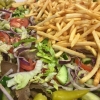 Kebab, grönsaker och strips i en och samma pizza.