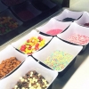 Vi börjar sakteliga få iordning i vårt kära lilla café. Nyheter som hallon/lakritsfudge-strössel och kanderade mandlar finns nu till vår fräscha frozen yoghurt.

Vi öppnar på måndag kl. 12.00

Välkomna in!