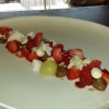 Och nu är den färdig.

Svenska jordgubbar från Vadensjö serverade färska, som kräm, sirap och som skum. Till detta serveras maränger, chokladmousse och isglass från närmsta fläderbuske.

Denna rätt, samt några nya till kommer upp på menyn från och med fre