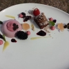 Nya rätter på menyn. Björnbärsparfaite, hallonpanacotta, blåbärssylt, praline, chokladmousse, krusbärsgele.