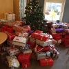 280 julklappar på plats under granen! Vi är så laddade inför julafton och att få dela ut dessa till de som behöver dem. Vi håller öppet 10-13! Hjälp oss att sprida infon så att klapparna kommer rätt. Men glöm inte att alla är välkomna att äta en bit mat o