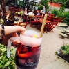 Våra gäster firar 1:a augusti med iskall sangria med frukt och is i trädgården! Gott! 