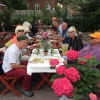 Ett gäng glada danskar träffas och trivs i trädgården. Lunch, öl och många skratt! 