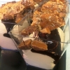 Dumlefluff med chokladsås och knäckigt kolaflarn. 