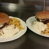 Hamburgare som bäst på Bistro Järna.  Serveras med pommes och coleslaw sallad. Mums mums