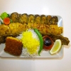 ASARTI (mix tallrik)
Grillad kyckling, Köttfärsspett, Blandfärsspett av kyckling och lamm, Lammkött,
Aubergineröra och *Tahchin (basmatiris med kyckling och yoghurtfyllning).
Serveras med basmatiris och klyftpotatis.