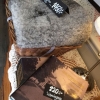 På Skälby café kan man både köpa Skälbyboken och gårdens egna fårskinn.