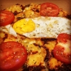 Late Breakfast: 
bacon, mushroom  , Gouda cheese , Mazzarella ,egg, tomato, oregano 
Bacon, svamp, Gouda ost, Mazzarella, ägg, tomat, oregano