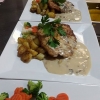 Dagens fläsknoisette m. färska kantareller i sås & stekt potatis.