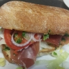 Den populära surdegsciabattan kan varieras i fler olika smaker, populärast är nog denna med lufttorkad skinka & mozzarella 