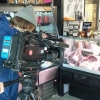 Man kan köpa våra fantastiskt goda skinkor eller så kan man filma dom. 