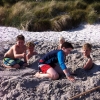 Bild av @annamorau - Killarna är födda 00, 02, 04, 06 och 11. På stranden funkar det att leka oavsett ålder.