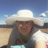 Bild av @saramadeleine - Som den tant man är, hatt och solbrillor. Har badat (första och sista gången i år, är en badkruka) men lever livet på Rullsand med barnet i havet. #rullsand #bloggare #sol #sommarhatt #pilotbrillor #havet