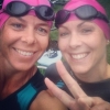Bild från Rådasjön av @emiliamullemoller - Rosa badmössa är faktiskt sjukt bra! Vågor, kanoter, fåglar eller bojar har aldrig samma färg, så trots imman i simglasögonen kan man se sin vän och följa henne, förutsatt att man litar på hennes navigering 