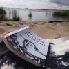 Bild av @yennicyde - Läsa och njuta #läsa #dendagjagblirfri #katarinataikon #reading #books #beach #sea