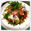 PARMA- sallad med grillad persika, lufttorkad skinka, mozzarella, rostade pinjenötter.