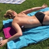 Bild av @toove.n - Blir smygfotografera på stranden! Inte lätt att kasta boll bakåt när man ligger ner