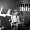 Förutom på Apelviken har Anna bl.a spelat på Peace & Love- och Way out Westfestivalerna.
Genom Majas Vid Havets konsert.
