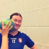 Bild av @team.kb - Vi kan nu med glädje meddela att team KB har skjutit sönder de nyuppsatta näten bakom Skövde HF:s målvakter. Martin har under sommaren även hunnit med en massörutbildning. Fokus på lår och rumpa. Se den nya revulotionerande tekniken på 