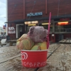 Vad är väl lite regn och kyla? 

Hos oss kan ni självklart köpa glass (och mat) såväl soliga som regniga dagar! 