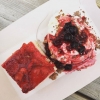 Idag är sista dagen vi har öppet Backyard för säsongen! Nästa år hittar ni oss på någon annan plats.. kom förbi om ni vill få ut det sista av sommaren! 

Dagen till ära kör vi denna trevliga dessert för 40kr. Jordgubbstårta med glass och marinerade bär  V
