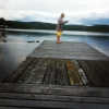 Bild från Dalstuga av @happysuperdad - Fiskarpojken ☝️#amungen #sommarlov #swedishsummer #dalarna #dalstuga #brygga #sjö #metspö
