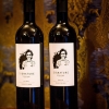 SIGNATURE by Markus Aujalay är ett smakrikt och elegant rött vin från Spanien med integrerade tanniner från 6 månader lagring på franska ekfat.
Den serverar vi som husets röda vin.