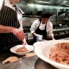 En liten inblick i vårt kök - kockarna in action tillagar vår härliga Sausage Pappardelle!
Självklart tillverkar vi underbar färsk pasta varje dag som vi använder. För er som inte tål gluten, har vi naturligtvis glutenfri pasta.