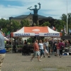 Sommartips... På stora torget pågår en internationell matmarknad. Här finns goda ostar, korvar, marmelad mm. Det enda dom inte säljer är bröd... Men sicken tur att vi bara är ett stenkast bort med nybakt bröd! See ya at swenströmskas folks!