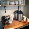 En fin hylla till kaffekopparna har kommit på plats.
