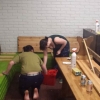 Marie, Aoife och Erik tvättar bänkarna innan målandet kan påbörjas.