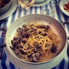 Under vår semesterledighet är vi (såklart) i Fano och inspireras av olika härliga rätter. Som tex denna spaghetti alle vongole med vår regions speciella fina små snäckor. Kommer på menyn i höst!