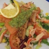 Dagens sallad:
Lax med bulgur, kräftstjärtar och dillpesto 
Bakad potatis med skagenröra