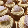 Äntligen här igen!
Våra härligt ljuvliga saffrans-semlor!
Välkomna in!