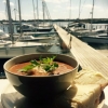 Trotsa regnet och ta en lunch på Hamncafet 