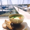 Idag serverar vi spenat&broccolisoppa med ägg och parmachips ☀️