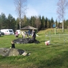 Solen skiner över glada barn som gör i ordning sin studsmatta inför sommarens sköna dagar.