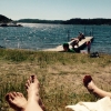 Bild av @malin_wiklund83 - Kan det bli bättre?! Barnen fiskar krabbor på bryggan. Jag och @kerstinskold gottar oss i solen. Fördelen med träning innan stranden är att man även får badat! #premiärdopp #krabbfiske #sannäs #bohuslän #västkusten