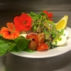 På vår meny finns mycket gott både att dricka och att äta, kanske denna blommiga Tonfisksallad kan fresta? Välkomna!