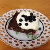 LCHF brownie med valnötter serveras med vispad grädde och färska blåbär