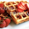 Våffelfrossan levererar!

Lokalen är fullsatt, vår egen smet har svårt att hålla samma tempo som kundströmen men alla får sina våfflor, vanliga, laktosfria eller glutenfria.
Kom in och pröva våra frasiga våfflor och njut av lugnet, vädret och den överdriv