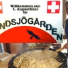 Feier den Schweizer Nationalfeiertag mit uns im Sandsjögården.
Herzlich willkommen am 1. August 2015, ab 18:00 Uhr zu Älplermaggronen mit Apfelmus, Hamme mit Häpperesalat, Speckzüpfe und Heimatmusik!
Willkommen am schönen Sandjsön!

Fira den schweizisk na