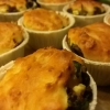 Fixar muffins till Lotta Lundgrens besök i butiken på onsdag.