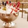 Får vi föreslå ett glas vin i kvällssolen hos oss på Strömparterren?