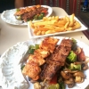 Aladdins grillmix består av lamm- och kycklingsouvlaki, grönsaker, tzatziki och något valfritt vid sidan om!