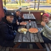 Här sitter några nöjda kunder och njuter över pizzan! Önskar er alla en trevligt helg vart än ni är!!